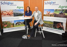 Louise Peters en Sjaak Verkees van Schipper Accountants Agro waren ook present. Een aparte afdeling binnen het bedrijf, dat gespecialiseerd is op de agrarische sector, heet agro en daarmee stonden ze op de beurs om hun personeelsdiensten, adviezen en natuurlijk accountant diensten aan te bieden.